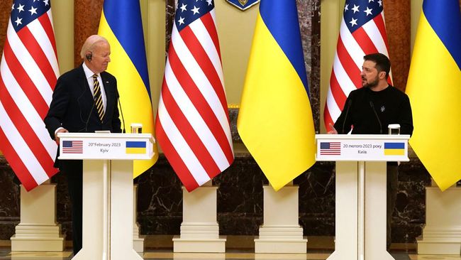 Presiden Ukraina Zelensky Hadiri KTT G7, Pertemuan Dengan Biden Dikonfirmasi presiden as joe biden kiri dan presiden ukraina volodymyr zelensky kanan menghadiri konferensi pers di kyiv