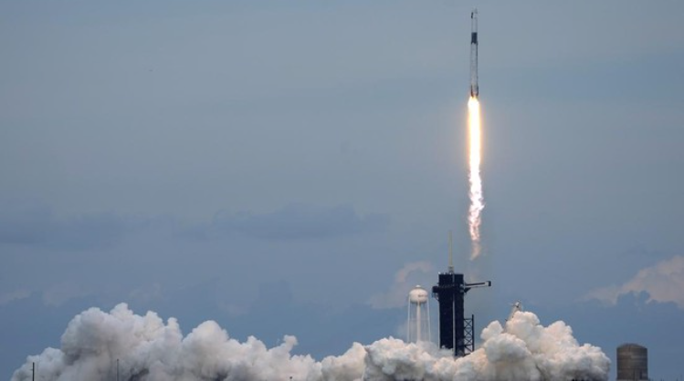 Ilustrasi. Satria-1 Meluncur Dari Landasan SpaceX di CaPe Canaveral, Florida, Amerika Serikat. (AP.Jhon Raoux).