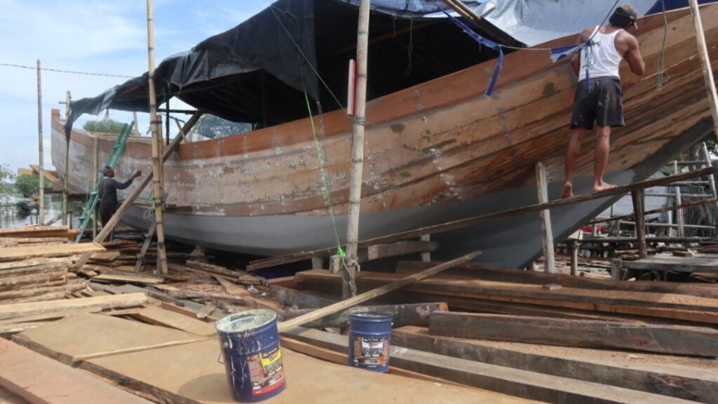 Kapal Tradisional Indonesia: Keajaiban Warisan Maritim Proses pembuatan kapal kayu tradisional