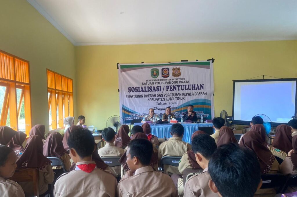 Satpol-PP Kutai Timur Galakkan Kesadaran Hukum di SMAN 1 Bengalon Satpol-PP