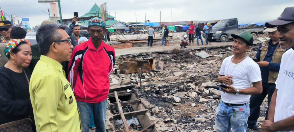 Ardiansyah Sulaiman, Bupati Kutim saat meninjau kebakaran pasar Sangkulirang