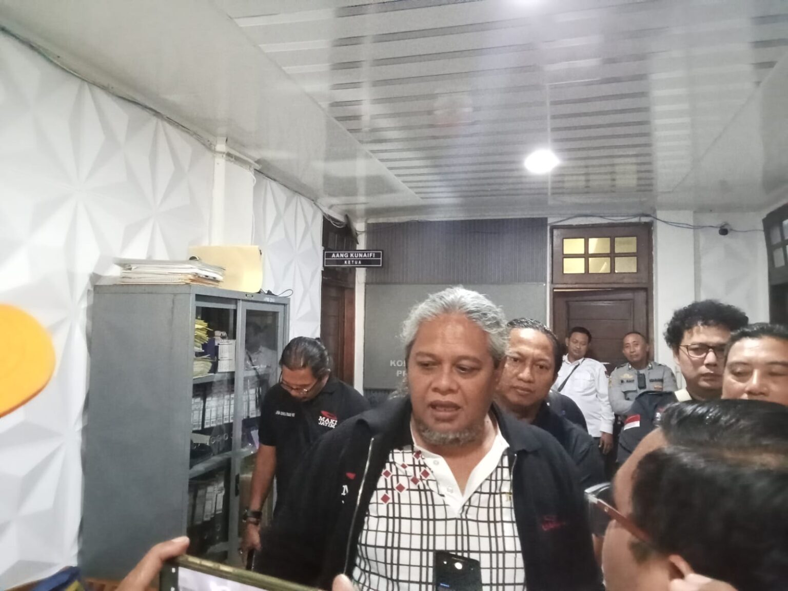 Heru Satriyo Ketua Masyarakat Anti Korupsi Jawa Timur (MAKI), saat audensi bersama Ketua KPU Surabaya di ruang Pleno,Kamis (12/9/2024).