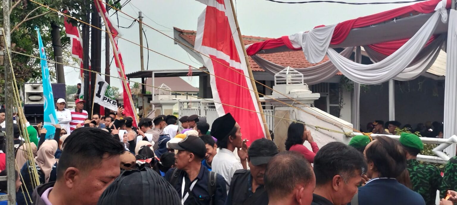 Kecewa ! Kebijakan Ketua KPU Fauzan Adim Terkesan Halangi Tugas Wartawan Halaman kantor KPU Sidoarjo dijaga ketat petugas kemanan dan petugas KPU Senin (23/09/2024)(Dian/etara.id).