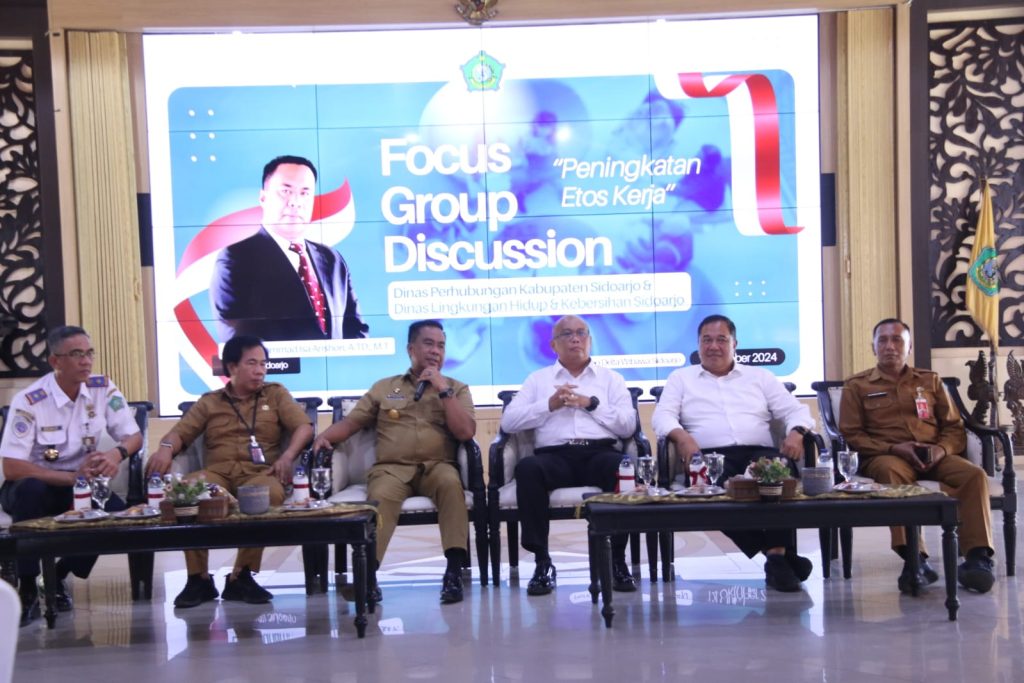 Pjs. Bupati Sidoarjo, Muhammad Isa Anshori secara resmi membuka FGD (Focus Group Discussion) mengenai peningkatan etos kerja di Pendopo Delta Wibawa, Senin (14/10/2024)