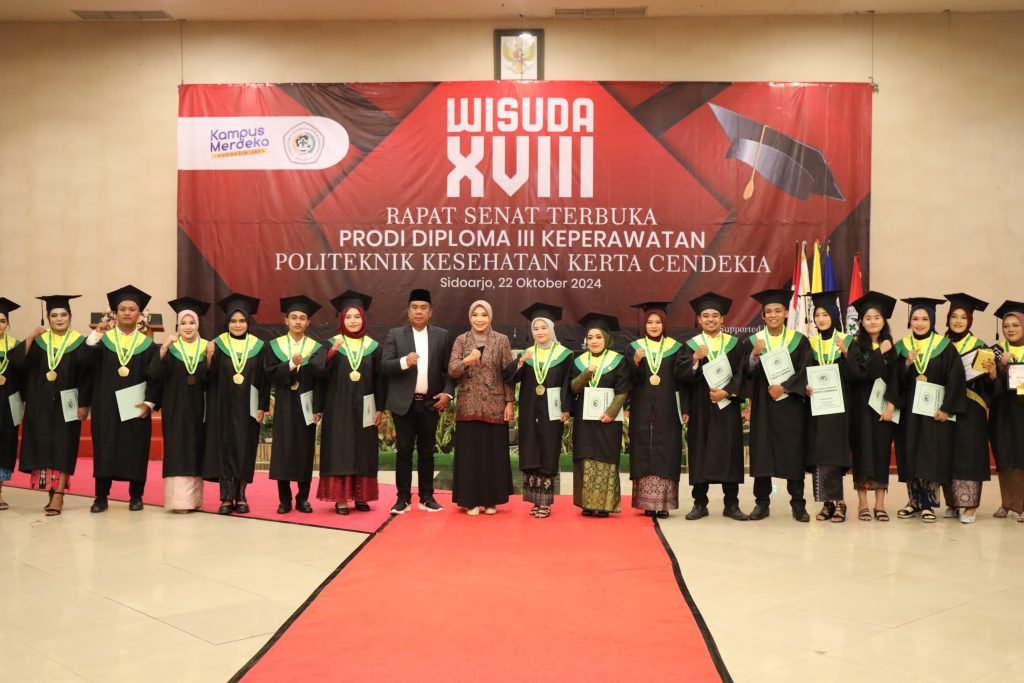Acara wisuda mahasiswa Program Studi D3 Keperawatan Politeknik Kesehatan Kerta Cendekia Sidoarjo dihadiri langsung oleh Pjs. Bupati Sidoarjo, Muhammad Isa Anshori, bertempat di The Sun Hotel,Selasa (22/10/2024).