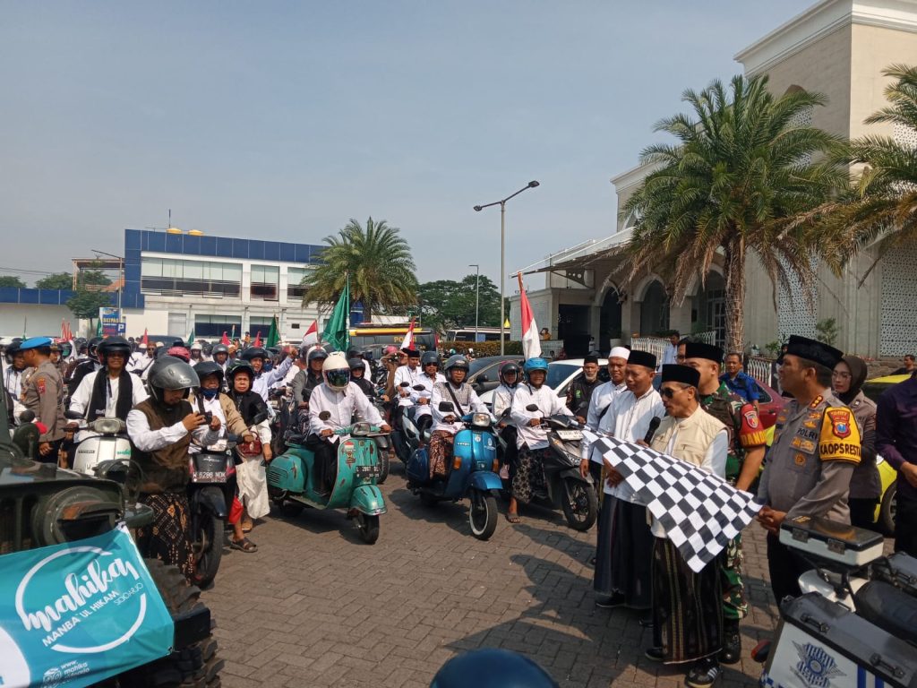 KH Abdul Wahid Harun, Kapolresta Sidoarjo, Dandim 0816 Sidoarjo,Kadis Pendidikan dan Kebudayaan,serta PJU Polresta Sidoarjo dalam peringatan HSN saat di Mapolresta Sidoarjo,Selasa (22/10/2024)(Foto: Dian_etara.id).
