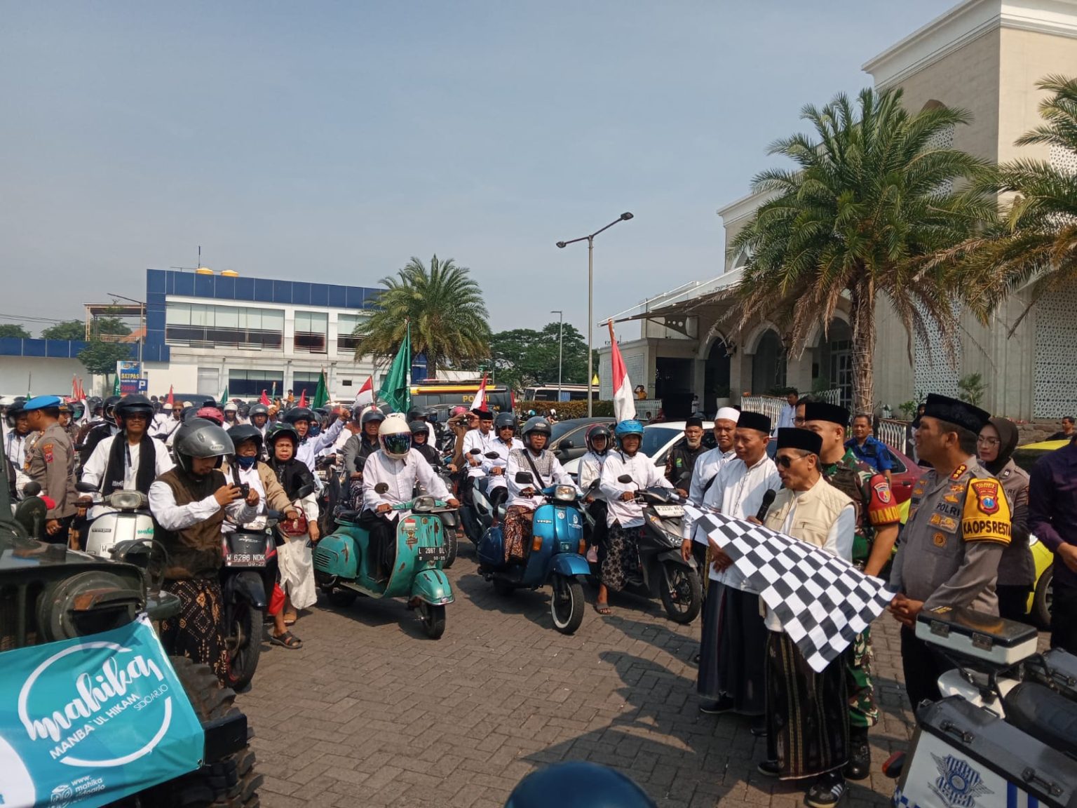 KH Abdul Wahid Harun, Kapolresta Sidoarjo, Dandim 0816 Sidoarjo,Kadis Pendidikan dan Kebudayaan,serta PJU Polresta Sidoarjo dalam peringatan HSN saat di Mapolresta Sidoarjo,Selasa (22/10/2024)(Foto: Dian_etara.id).
