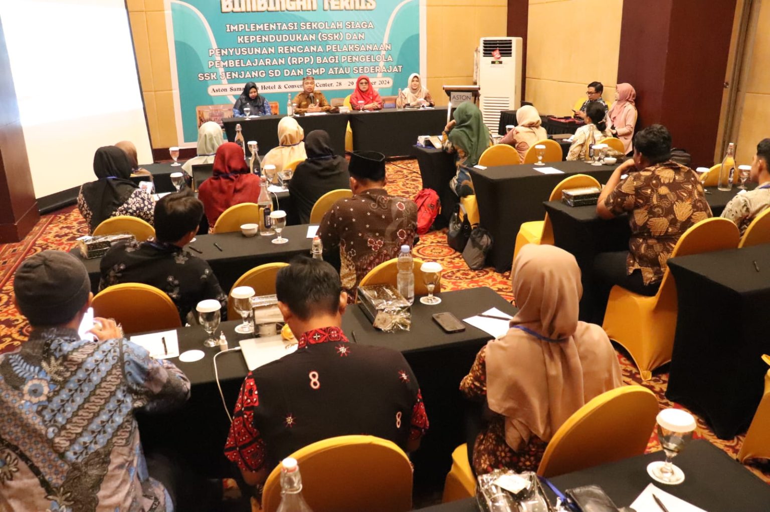 Kepala Sekolah (Kepsek) dan Guru dari tujuh sekolah diberi Bimbingan Teknis (Bimtek) implementasi Sekolah Siaga Kependudukan (SSK) dan penyusunan rencana pelaksanaan pembelajaran (RPP) bagi pengelola SKK jenjang SD dan SMP atau sederajat.