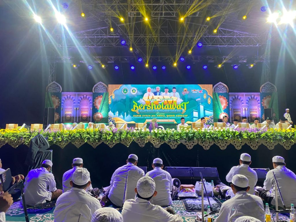 Habib Syech bin Abdul Qodir Assegaf,Gus Makki,Rektor UMAHA dr. Hidayatullah, Sp.N.,dalam YPM Bersholawat,Selasa malam,(19/11/2024)(Foto: Dian_ Etara.id)