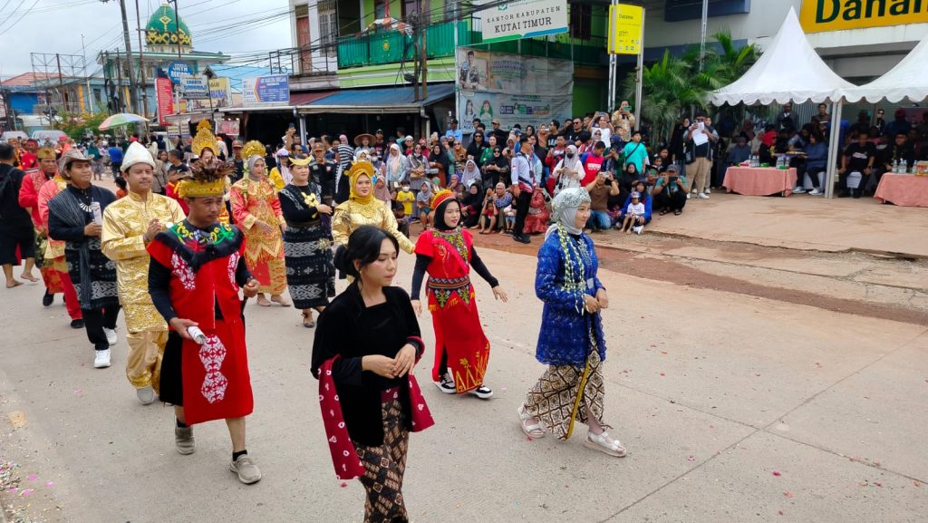 Dinas pendidikan dan kebudayaan kutim menggelar kirab budaya dalam rangka HUT Kutim ke-25 di jalan margo santoso sangtta Utara, Minggu (27/10/2024)