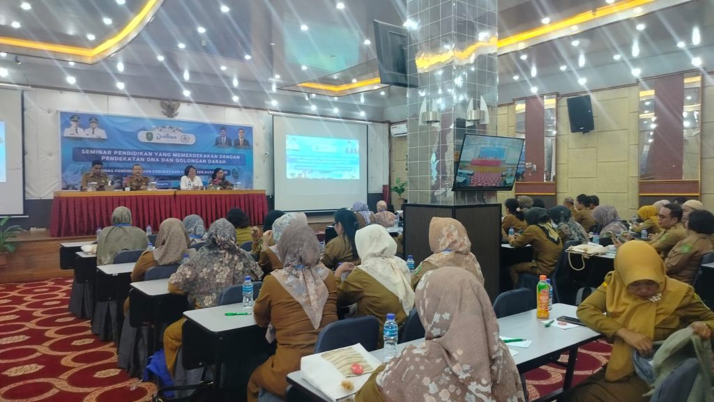 Dinas Pendidikan dan Kebudayaan (Disdikbud) Kutai Timur menyelenggarakan seminar bertajuk “Pendidikan yang Memerdekakan dengan Pendekatan DNA dan Golongan Darah” di Hotel Royal Victoria, Sangatta, pada Senin (2/11/2024).