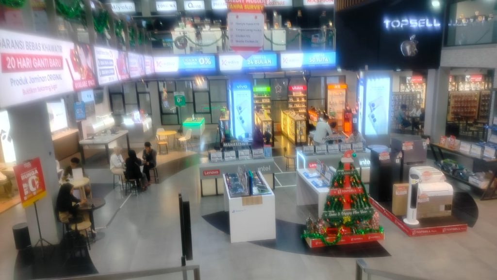 Suasana Topsell Plaza Jombang di Jalan Gus Dur 114 Jombang Topsell Plaza Jombang di Jalan Gus Dur 114 Jombang