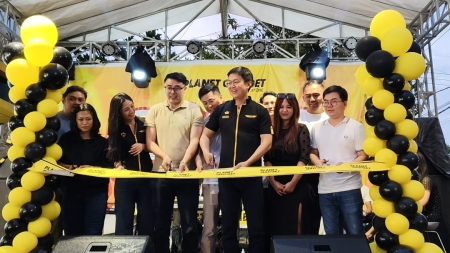 King Kevin, CEO Planet Gadget saat opening gunting pita Planet Gadget store Mojokerto, Sabtu (21/12/2024)