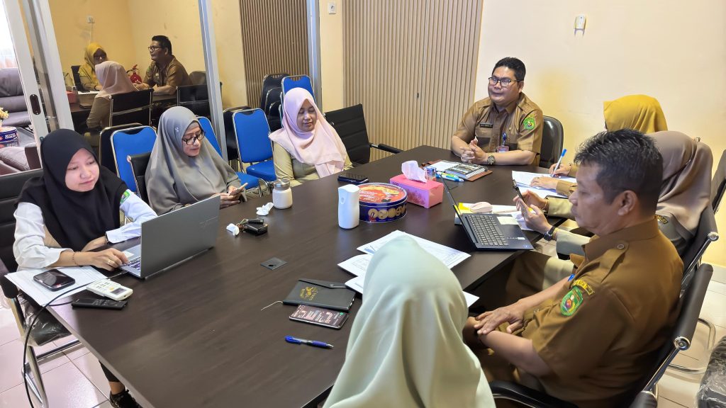 Kepala Dinsos H Ernata Hadi Sujito saat memimpin rapat evaluasi kinerja tahun 2024 untuk setiap bidang Senin (6/1/2025).