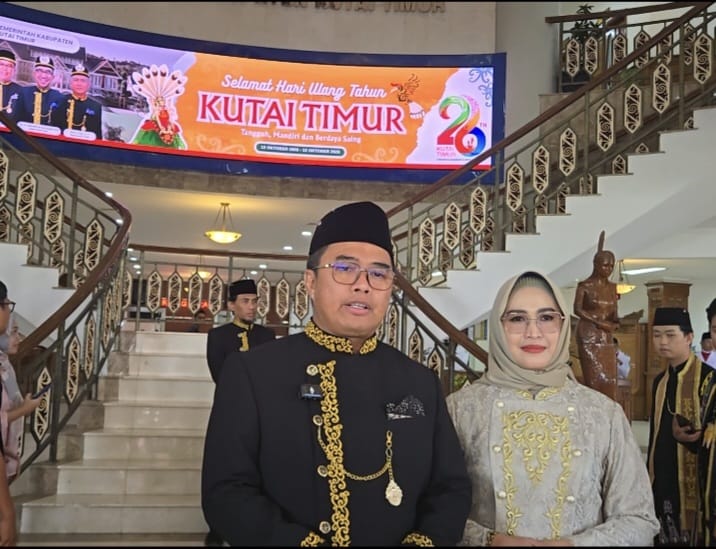 Wabup Mahyunadi Ajak Masyarakat Wujudkan Kutim yang Dewasa dan Produktif Wakil Bupati Kutai Timur (Kutim) Mahyunadi, bersama istrinya Masriati