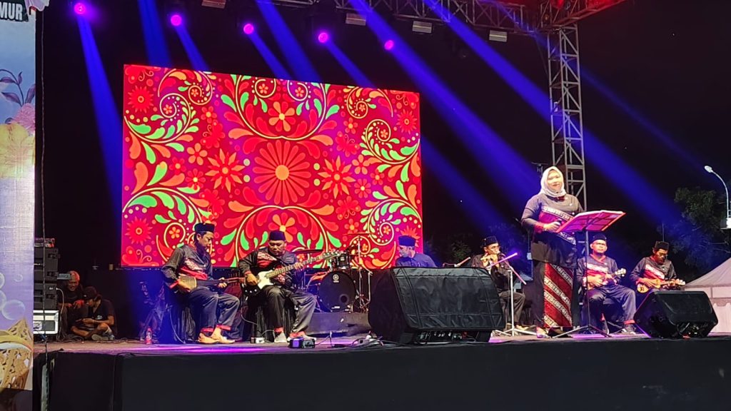 penampilan musik tingkilan di pembukaan Festival Magic Land Kutai Timur 2025 di Polder Ilham Maulana, Sabtu (15/11/2025)(AN/Etara.id)
