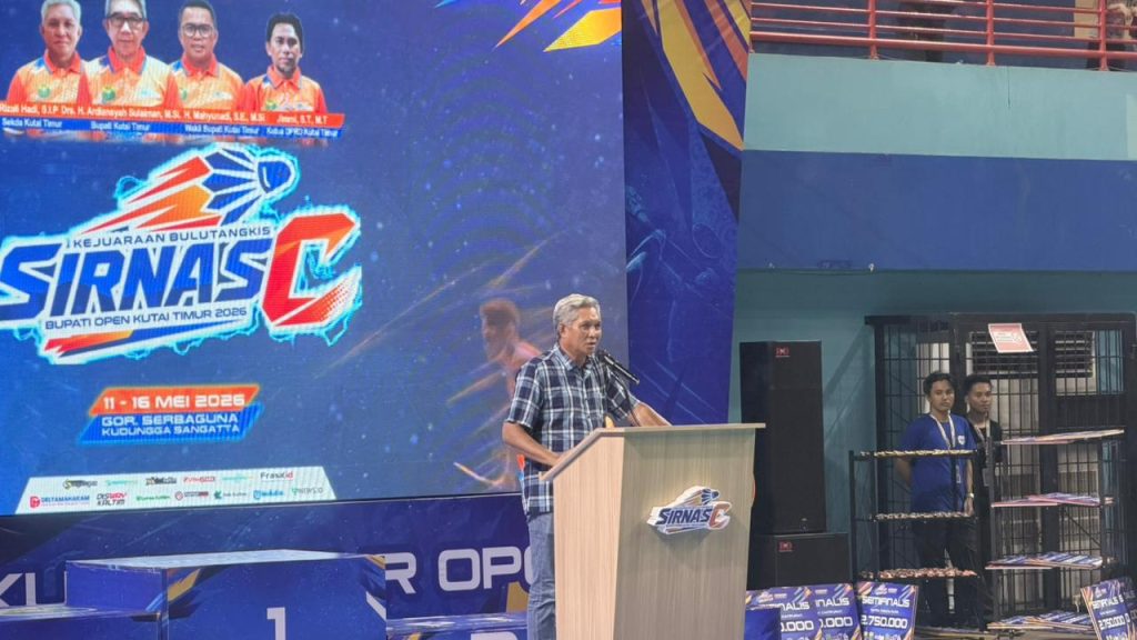 Sirnas C Bupati Open 2026 Tuntas, Kutim Fokus Pembinaan Atlet Lokal Sekretaris Daerah (Sekda) Kutai Timur, Rizali Hadi saat Kejuaraan Bulutangkis Sirnas C di GOR Kudungga, Sabtu (16/5/2026).