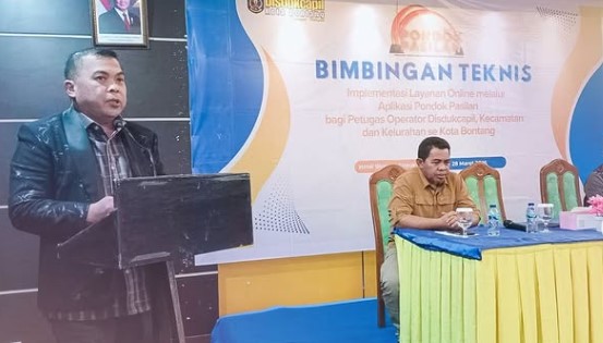 Wakil Wali Kota Bontang, Agus Haris, saat membuka Bimbingan Teknis (Bimtek) Implementasi Layanan Online di Ruang Tanjung Pandan, Hotel Bintang Sintuk, Sabtu (28/03/2026) (dok. Prokompim Bontang)