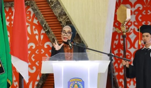 Wisuda STTIB IX, BundaNeni Dorong SDM Bontang Berdaya Saing Wali Kota Bontang, Neni Moerniaeni
